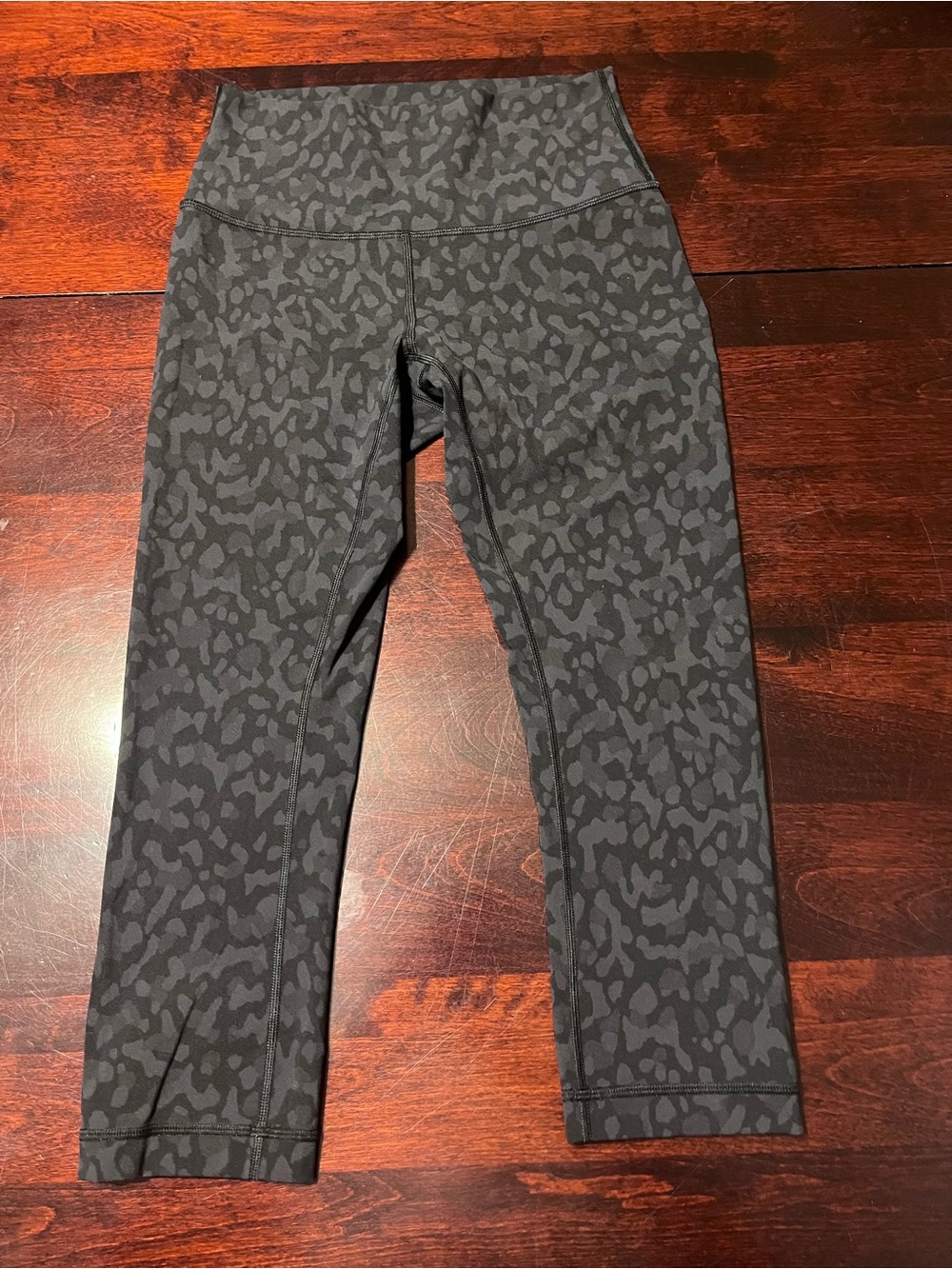 Women’s size 6 lululemon athletica Charcoal Leopard-Print capris Leggings